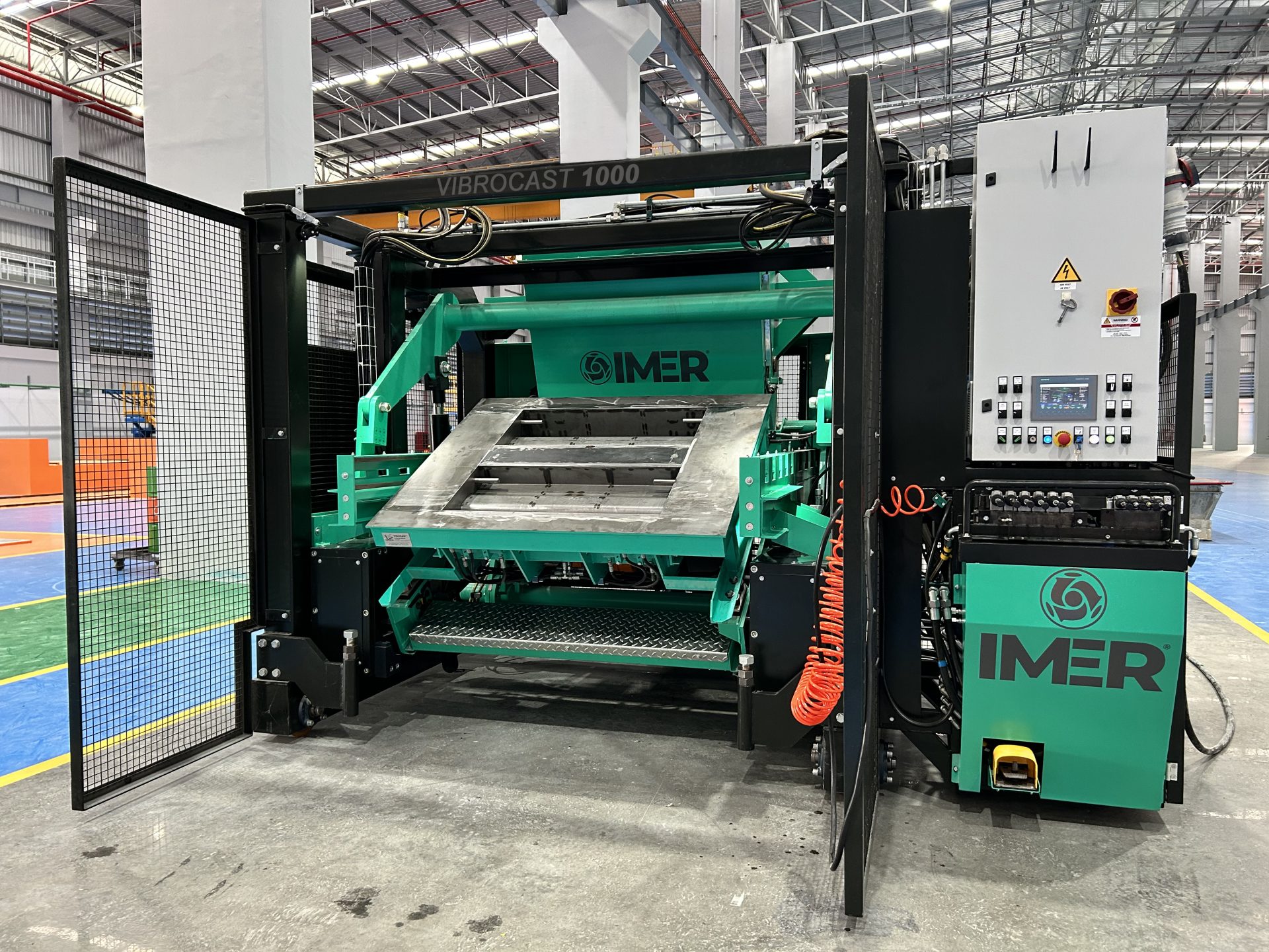 VIBROCAST 1000 - È la più piccola della gamma, adatta per la produzione di manufatti di piccole dimensioni e ideale per operari in spazi ridotti. Può produrre elementi in calcestruzzo con un peso massimo di 2.000 kg e dimensioni massime di 1500 x 1400 h1050 mm.